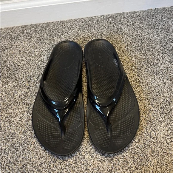 OOFOS OOlala recovery sandal black patent, 8 - Picture 4 of 10